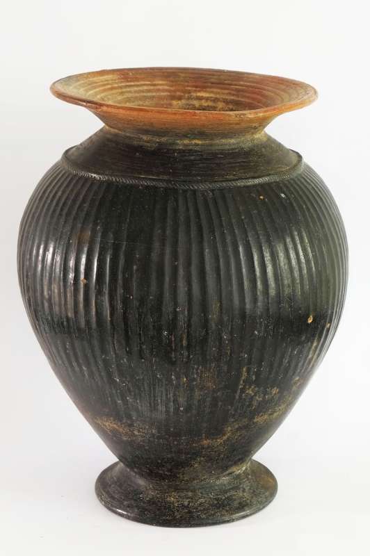 Fluted vessel without handles