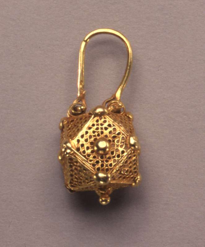 Basket-shaped earring
