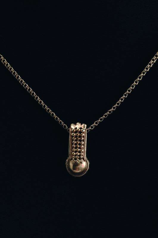 Married woman's pendant (<i>tali mala</i>)