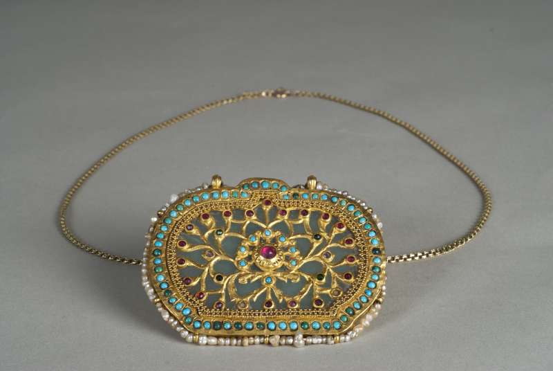Chain with jade pendant (yashm-e-tella)