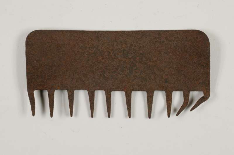 Comb for perforating matzot