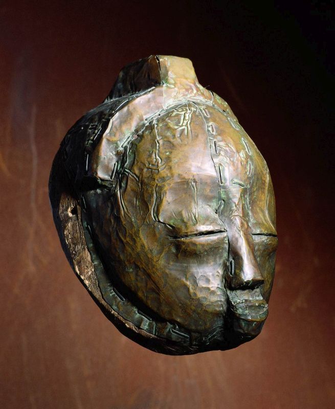 Helmet mask (emboli or mbuto)