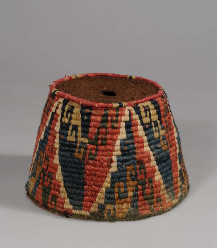 כובע חרוטי מעוטר בדגם גאומטרי צבעוני
