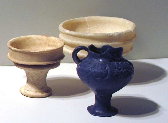 Dishes on stems (<i>tazzas</i>) and oil container